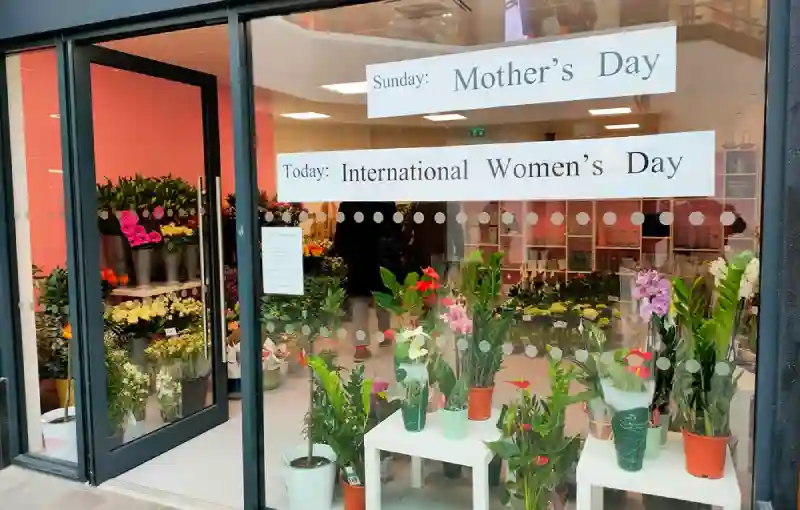 ویترین روز مادر ویترین گلفروشی برای روز مادر
