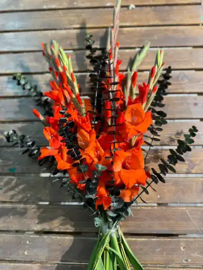 اضافه کردن برگ به دسته گل آموزش درست کردن دسته گل گلایل